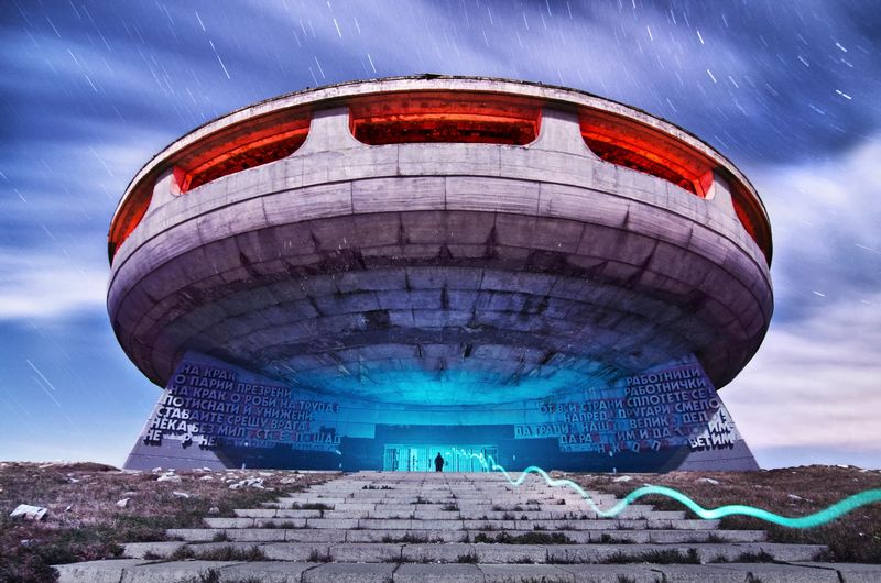 A designer e fotógrafa Yang Xiao trabalha desfazendo a linha entre fantasia e realidade na sua série de fotos que receberam o nome de Monumentos Eternos no Escuro, do inglês Eternal Monuments in the Dark. Esse projeto é centrado na arquitetura brutalista e no modernismo soviético que existe em muitos dos países do leste europeu.