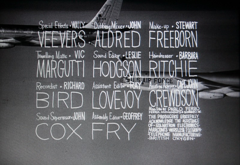 Nascido em Cuba, Pablo Ferro (1935 – 2018) foi um designer gráfico que trabalhou muito com o design de títulos de filmes, aqueles nomes de atores e atrizes que aparecem antes dos filmes começarem. Entre seus trabalhos mais importantes estão os títulos para filmes como The Thomas Crown Affair, Bullitt, The Addams Family, Men In Black e Dr. Strangelove, como tomei conhecimento de seu trabalho há alguns anos. 