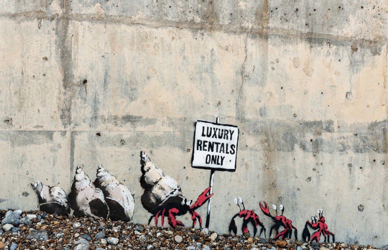 No que foi chamado de A Great British Spraycation, dez novos trabalhos de Banksy apareceram pelas cidades costeiras do Reino Unido durante o verão. As imagens são interpretações divertidas e espirituosas de elementos comuns nas férias no país.