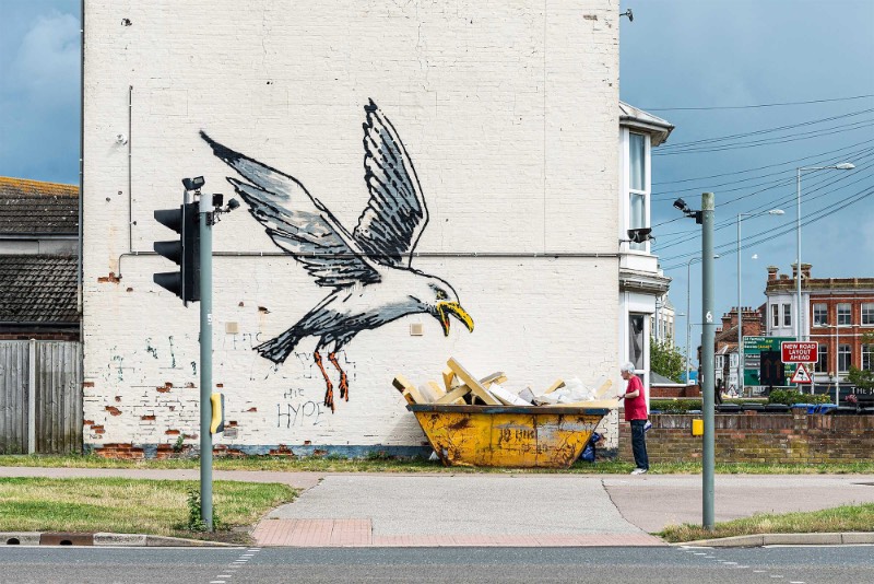 No que foi chamado de A Great British Spraycation, dez novos trabalhos de Banksy apareceram pelas cidades costeiras do Reino Unido durante o verão. As imagens são interpretações divertidas e espirituosas de elementos comuns nas férias no país.