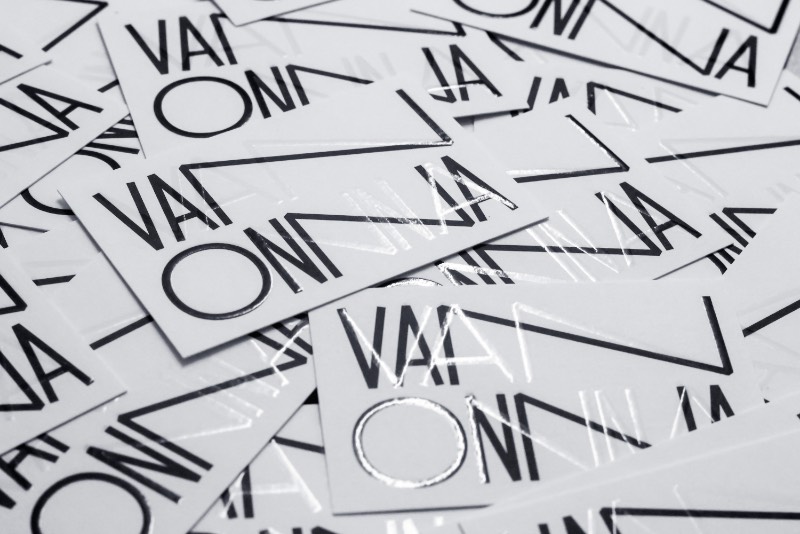 Melvin Ghandour é um designer gráfico e diretor de arte baseado em Paris. É de lá que ele trabalha com a criação de identidades visuais, posters, tipografia; tudo isso sempre nas áreas culturais, artísticas e de moda.