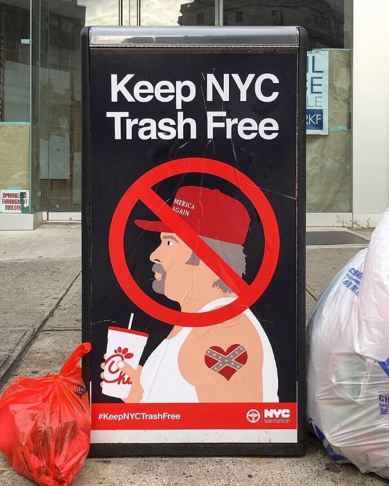 Conheci o trabalho de protesto de rua que Winston Tseng faz através de inúmeras imagens que apareceram nos últimos meses pelas redes sociais que estou. Essas imagens normalmente referenciam a cultura dos dias de hoje nos Estados Unidos com a presença de bonés vermelhos e bandeiras confederadas, além daqueles que protestam as vacinas contra a COVID-19. 