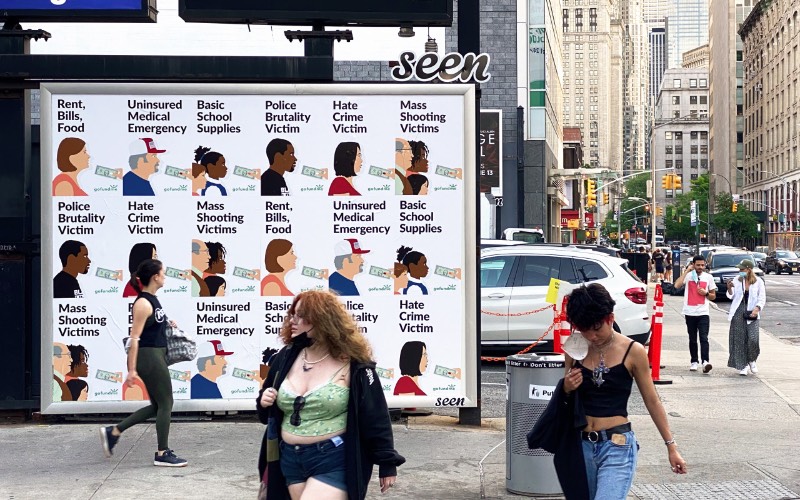 Conheci o trabalho de protesto de rua que Winston Tseng faz através de inúmeras imagens que apareceram nos últimos meses pelas redes sociais que estou. Essas imagens normalmente referenciam a cultura dos dias de hoje nos Estados Unidos com a presença de bonés vermelhos e bandeiras confederadas, além daqueles que protestam as vacinas contra a COVID-19. 