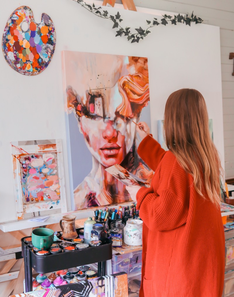 Tahlia Stanton é uma artista australiana cujo trabalho pode ser descrito como arte pop expressionista, se é que esse estilo visual existe de verdade por aí. Ela costuma explorar temas de autenticidade, liberdade e de auto-realização através de suas pinturas e você pode ver isso com mais atenção logo abaixo.
