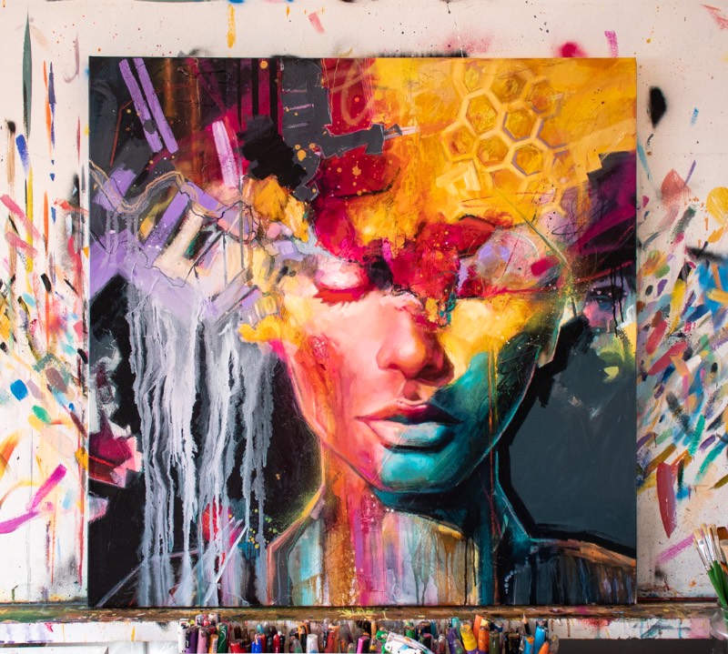 Tahlia Stanton é uma artista australiana cujo trabalho pode ser descrito como arte pop expressionista, se é que esse estilo visual existe de verdade por aí. Ela costuma explorar temas de autenticidade, liberdade e de auto-realização através de suas pinturas e você pode ver isso com mais atenção logo abaixo.