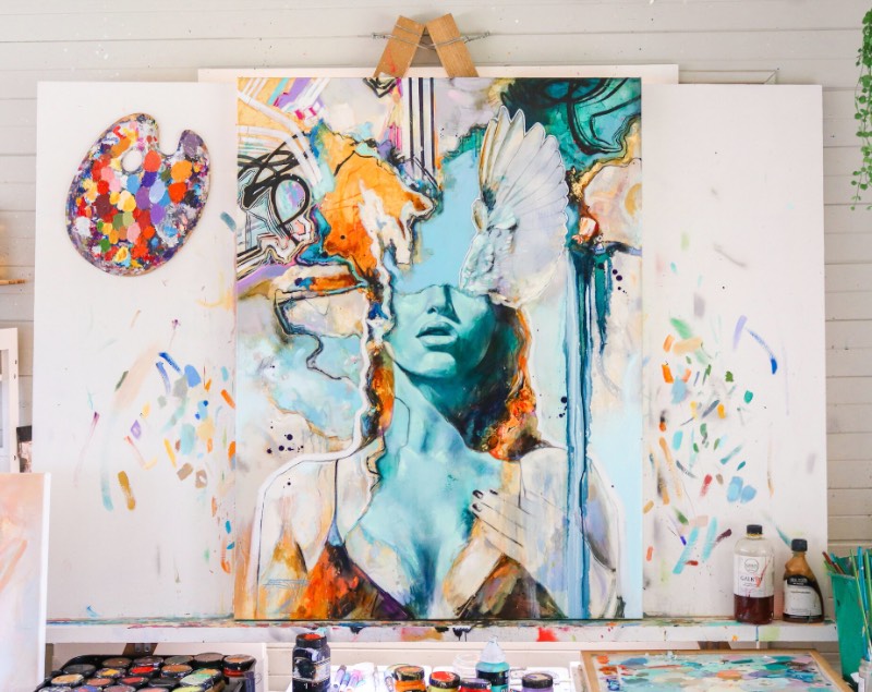 Tahlia Stanton é uma artista australiana cujo trabalho pode ser descrito como arte pop expressionista, se é que esse estilo visual existe de verdade por aí. Ela costuma explorar temas de autenticidade, liberdade e de auto-realização através de suas pinturas e você pode ver isso com mais atenção logo abaixo.