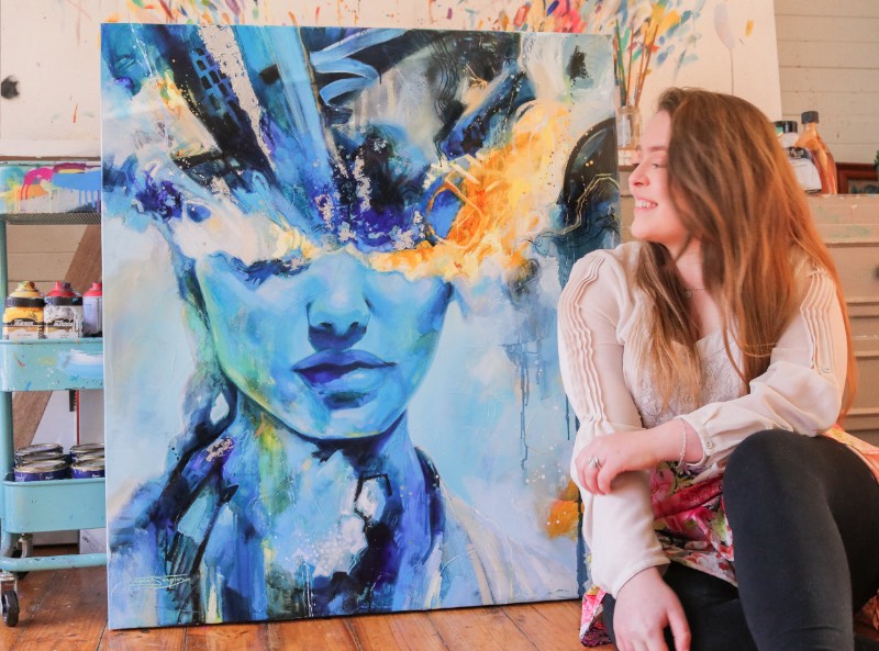 Tahlia Stanton é uma artista australiana cujo trabalho pode ser descrito como arte pop expressionista, se é que esse estilo visual existe de verdade por aí. Ela costuma explorar temas de autenticidade, liberdade e de auto-realização através de suas pinturas e você pode ver isso com mais atenção logo abaixo.