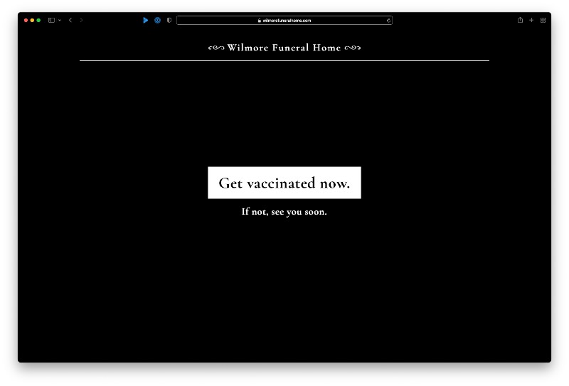 Um caminhão preto anda pelas ruas de Charlotte, na Carolina do Norte. Nele você pode ler a frase "Don't get Vaccinated" e o nome de uma agência funerária local e foi assim que a BooneOakley criou a melhor campanha a favor da vacinação que vi desde o começo da pandemia.