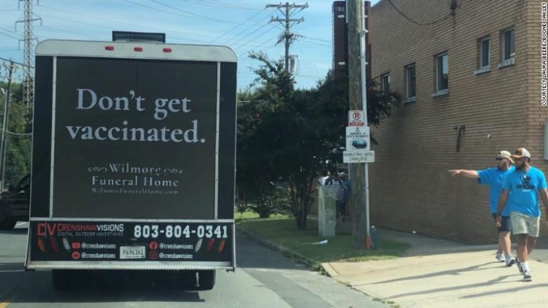 Um caminhão preto anda pelas ruas de Charlotte, na Carolina do Norte. Nele você pode ler a frase "Don't get Vaccinated" e o nome de uma agência funerária local e foi assim que a BooneOakley criou a melhor campanha a favor da vacinação que vi desde o começo da pandemia.