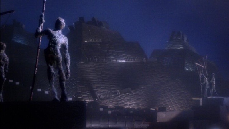 Se você cresceu assistindo filmes como Jurassic Park e Guerra nas Estrelas, você deve ser familiar com o nome do Phil Tippett. Afinal, ele é conhecido como o melhor artista de efeitos visuais da história. Ele trouxe dinossauros a vida e todas aqueles estranha criaturas de Star Wars. E não fez só isso. Starship Troopers, Robocop, Howard the Duck, Willow; esse são apenas alguns dos filmes que ele trabalha nas últimas décadas.