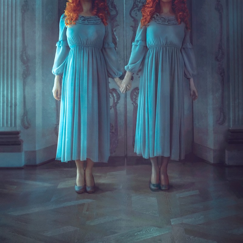 Usando de elementos alegóricos, Nikolina Petolas apresenta suas visões misteriosas através de imagens que parecem guiar o espectador por paisagens oníricas e cenários de fantasia. É assim que a artista visual croata trabalha com sua arte.