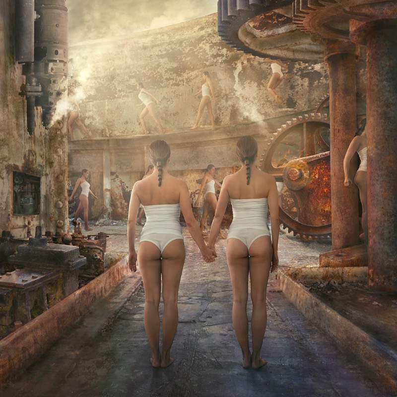 Usando de elementos alegóricos, Nikolina Petolas apresenta suas visões misteriosas através de imagens que parecem guiar o espectador por paisagens oníricas e cenários de fantasia. É assim que a artista visual croata trabalha com sua arte.