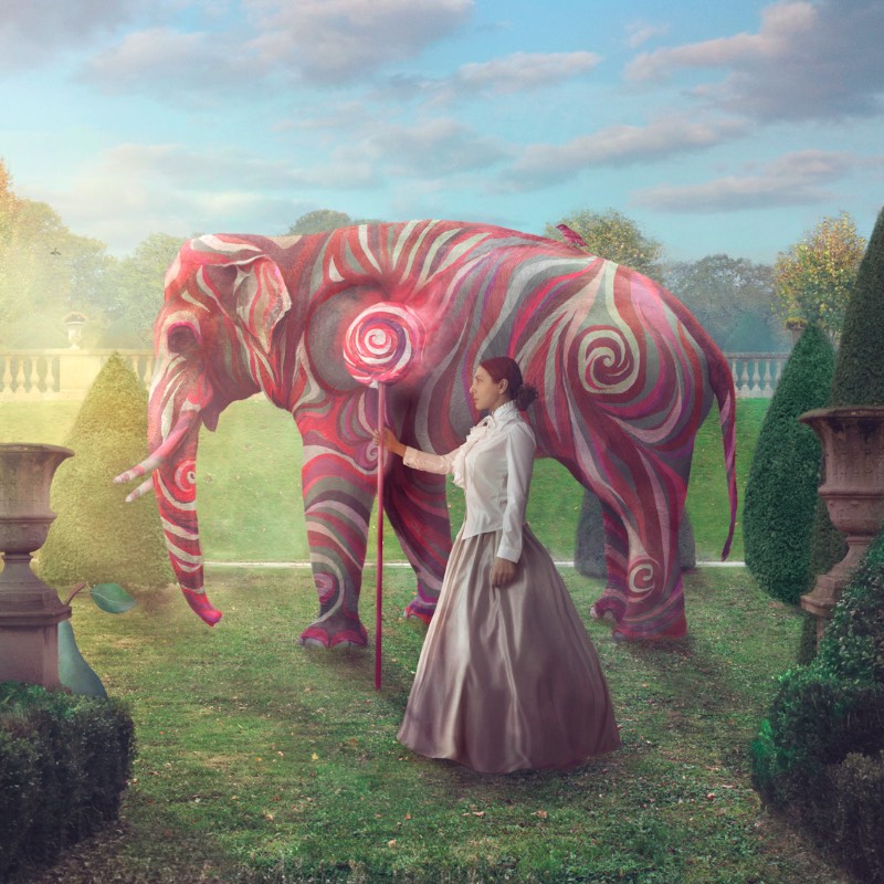 Usando de elementos alegóricos, Nikolina Petolas apresenta suas visões misteriosas através de imagens que parecem guiar o espectador por paisagens oníricas e cenários de fantasia. É assim que a artista visual croata trabalha com sua arte.