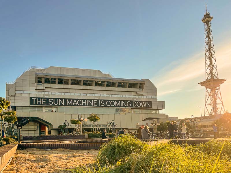 The Sun Machine is Coming Down durou dez dias em outubro de 2021. Foi uma maneira empolgante de incentivar os visitantes a explorar um pedaço da cidade fechado ao público por anos. Para mim, o mais fascinante sobre esta exposição foi como a arquitetura do ICC moldou as obras de arte apresentadas e como esse edifício realmente é interessante. 