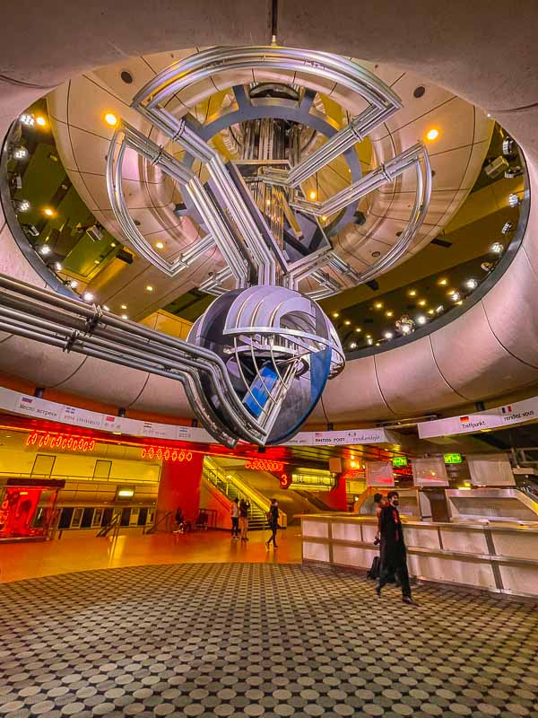 Durante dez dias em outubro de 2021, a estrutura de concreto brutalista conhecida como International Congress Center Berlim foi aberta ao público como uma experiência única de cinema, atuação e arte. Visitei o ICC Berlim nos primeiros dias de The Sun Machine is Coming Down, uma celebração do 70.º aniversário do Berliner Festspiele.