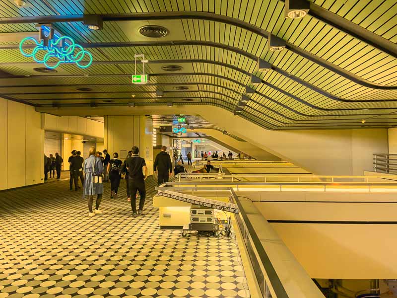 Durante dez dias em outubro de 2021, a estrutura de concreto brutalista conhecida como International Congress Center Berlim foi aberta ao público como uma experiência única de cinema, atuação e arte. Visitei o ICC Berlim nos primeiros dias de The Sun Machine is Coming Down, uma celebração do 70.º aniversário do Berliner Festspiele.