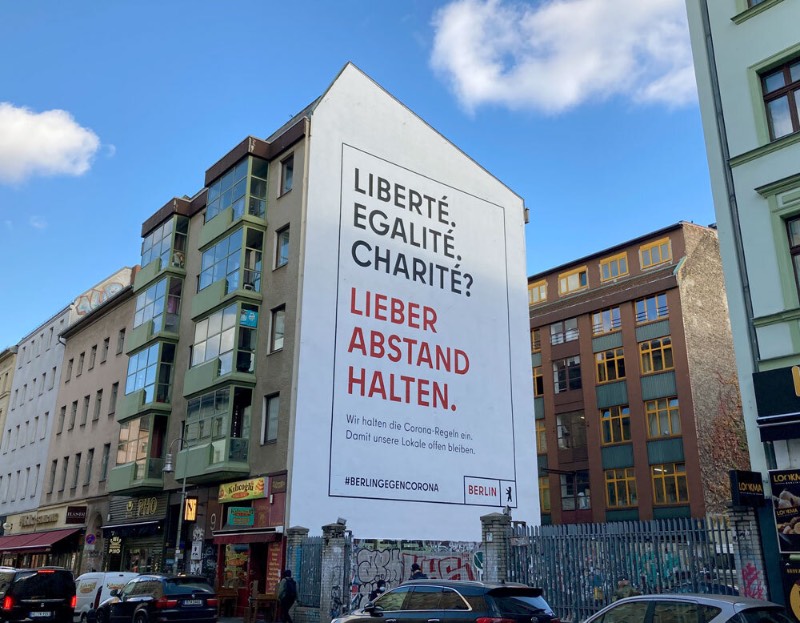 Quando Berlim recebeu uma nova identidade visual corporativa, criação da Jung von Matt, o pessoal da HvD Fonts ficou responsável pelo trabalho tipográfico e foi assim que uma nova tipografia para Berlim se tornou realidade. Esse deve ser um desafio complicado para todo a categoria de designer já que esse projeto precisa representar o presente e o passado da cidade, enquanto represente o talento e a diversidade do local.