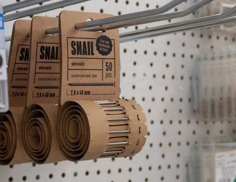 Durante suas aulas de design em embalagens, Anna Lena Idel e Thomas Kucyk, estudantes de design de produto na Münster School of Design da Alemanha, criaram as embalagens de prego SNAIL. Essa é uma alternativa sem plástico para substituir as embalagens convencionais de pregos.