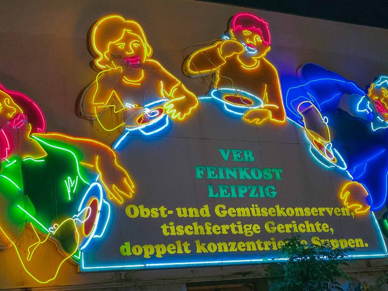 Löffelfamilie é o nome desse histórico letreiro de neon que existe em Leipzig desde 1973. O nome não oficial pode ser traduzido como família de colheres e esse é o único mural de neon que já vi em toda a Alemanha Oriental e, acredito que, deva ser o único.