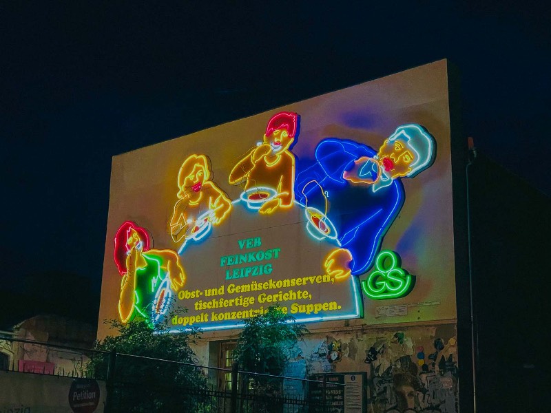 Löffelfamilie é o nome desse histórico letreiro de neon que existe em Leipzig desde 1973. O nome não oficial pode ser traduzido como família de colheres e esse é o único mural de neon que já vi em toda a Alemanha Oriental e, acredito que, deva ser o único.