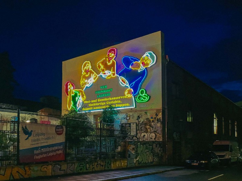 Löffelfamilie é o nome desse histórico letreiro de neon que existe em Leipzig desde 1973. O nome não oficial pode ser traduzido como família de colheres e esse é o único mural de neon que já vi em toda a Alemanha Oriental e, acredito que, deva ser o único.