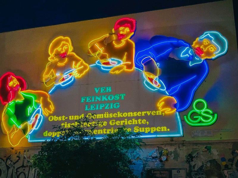 O Löffelfamilie fica onde a VEB Feinkost Leipzig costumava existir e esse letreiro de neon era usado para anunciar seus produtos. O que é meio inusitado para mim já que não consegui entender direito porque um mercado precisaria divulgar seus produtos em plena Alemanha Oriental comunista, mas isso não é o foco desse artigo aqui.