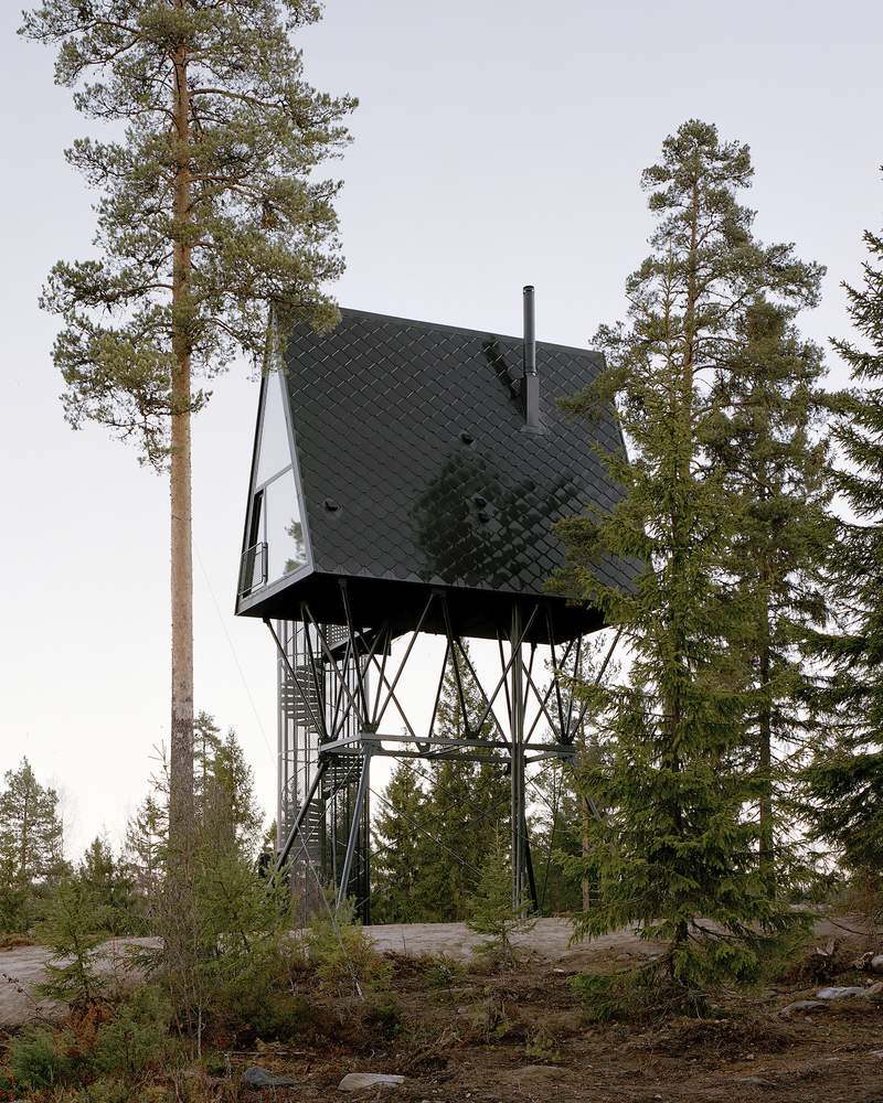 A PAN Treetop Cabins foi projetada pelo arquiteto norueguês Espen Surnevik com a intenção de oferecer aos viajantes modernos a experiência de viver na copa das árvores. Foi assim que as pequenas casas em forma da letra A foram construídas em Gjesåsen em Åsnes, no distrito de Hedmark, Noruega. 