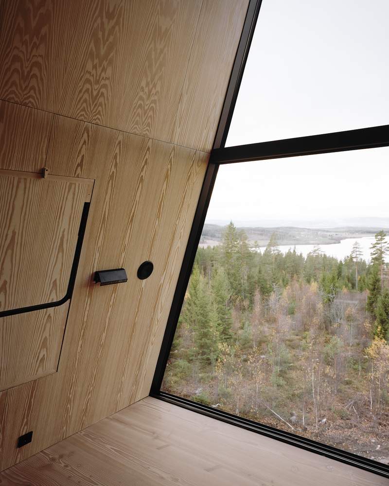 A PAN Treetop Cabins foi projetada pelo arquiteto norueguês Espen Surnevik com a intenção de oferecer aos viajantes modernos a experiência de viver na copa das árvores. Foi assim que as pequenas casas em forma da letra A foram construídas em Gjesåsen em Åsnes, no distrito de Hedmark, Noruega. 