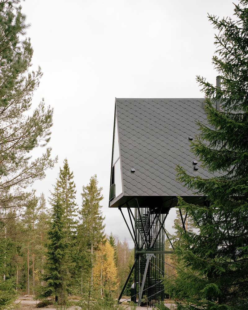 A PAN Treetop Cabins foi projetada pelo arquiteto norueguês Espen Surnevik com a intenção de oferecer aos viajantes modernos a experiência de viver na copa das árvores. Foi assim que as pequenas casas em forma da letra A foram construídas em Gjesåsen em Åsnes, no distrito de Hedmark, Noruega. 