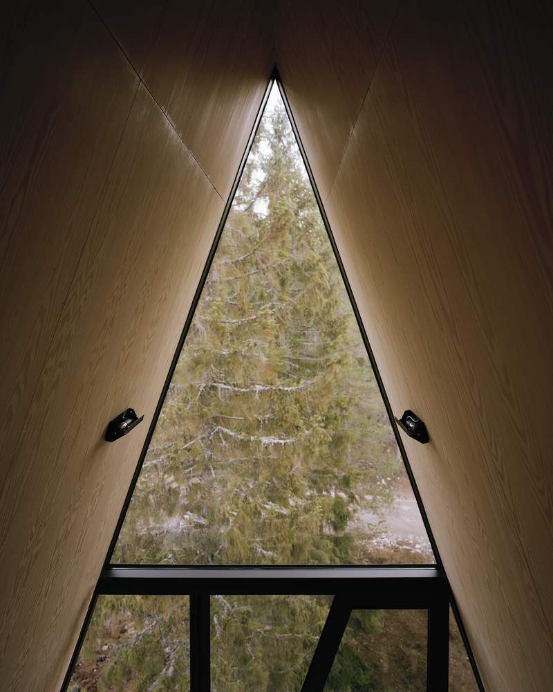 A PAN Treetop Cabins foi projetada pelo arquiteto norueguês Espen Surnevik com a intenção de oferecer aos viajantes modernos a experiência de viver na copa das árvores. Foi assim que as pequenas casas em forma da letra A foram construídas em Gjesåsen em Åsnes, no distrito de Hedmark, Noruega. 