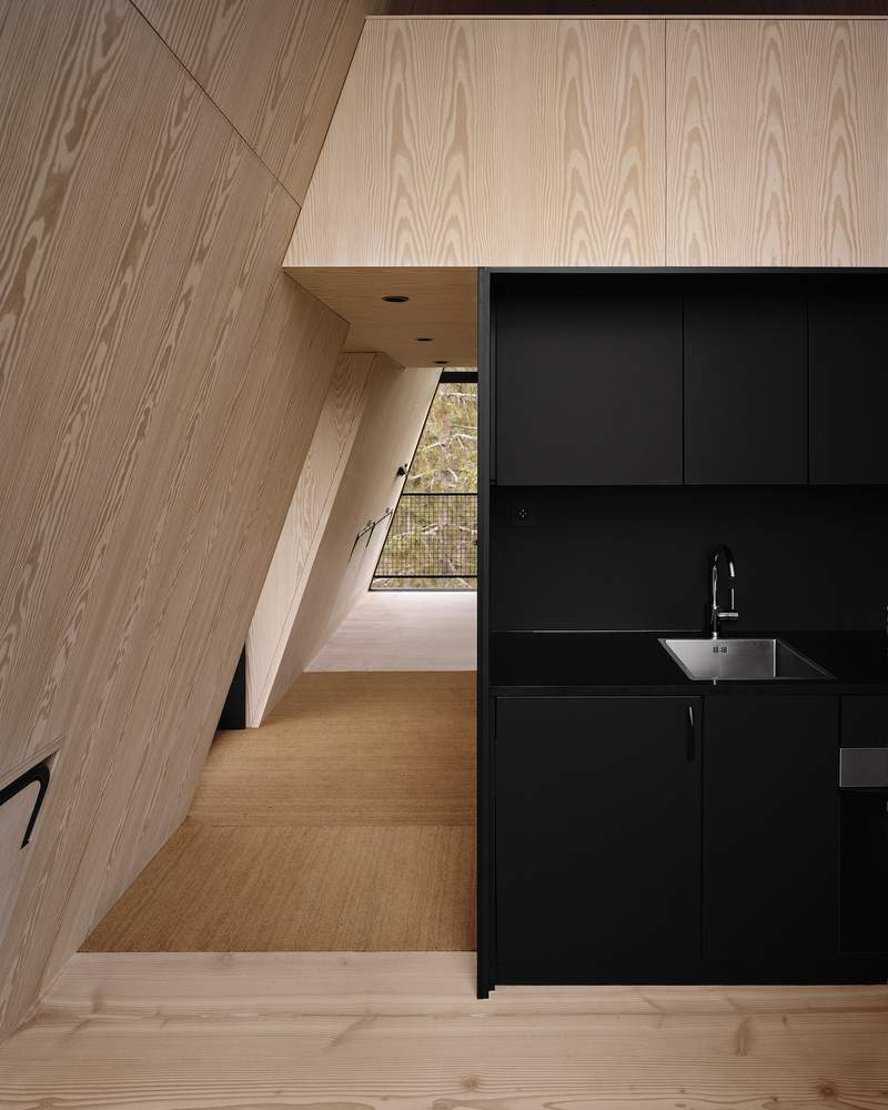 A PAN Treetop Cabins foi projetada pelo arquiteto norueguês Espen Surnevik com a intenção de oferecer aos viajantes modernos a experiência de viver na copa das árvores. Foi assim que as pequenas casas em forma da letra A foram construídas em Gjesåsen em Åsnes, no distrito de Hedmark, Noruega. 