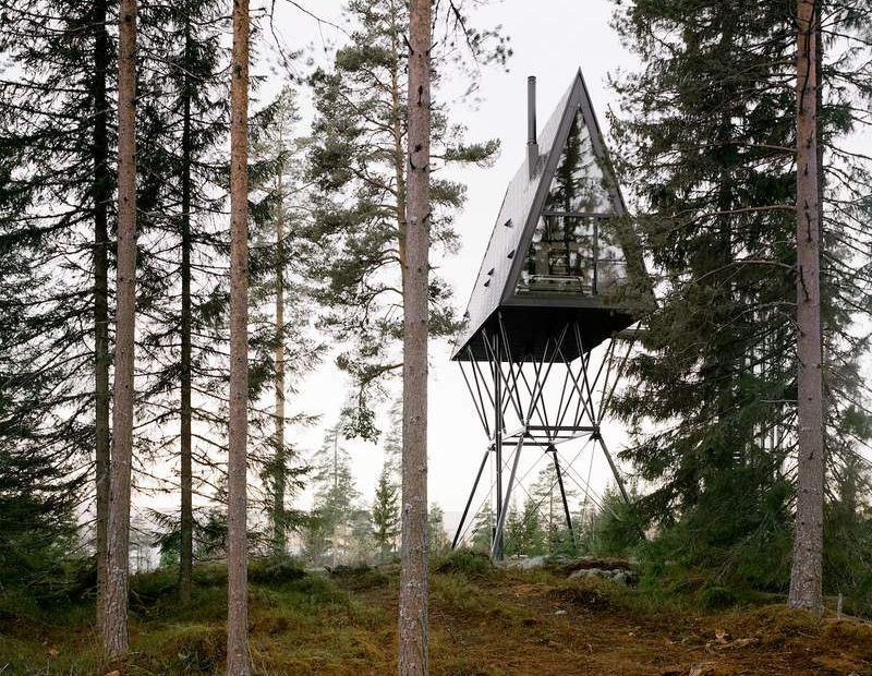 A PAN Treetop Cabins foi projetada pelo arquiteto norueguês Espen Surnevik com a intenção de oferecer aos viajantes modernos a experiência de viver na copa das árvores. Foi assim que as pequenas casas em forma da letra A foram construídas em Gjesåsen em Åsnes, no distrito de Hedmark, Noruega.