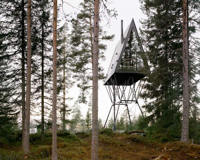 A PAN Treetop Cabins foi projetada pelo arquiteto norueguês Espen Surnevik com a intenção de oferecer aos viajantes modernos a experiência de viver na copa das árvores. Foi assim que as pequenas casas em forma da letra A foram construídas em Gjesåsen em Åsnes, no distrito de Hedmark, Noruega. 