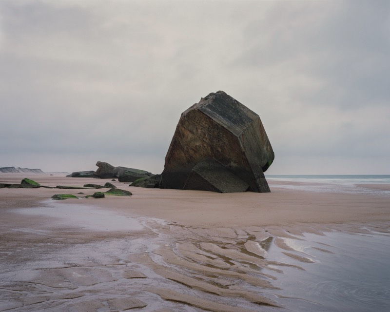 Marc WIlson é um fotógrafo britânico que viajou por mais de 30 mil quilômetros para visitar 143 localidades diferentes. Tudo isso durou cerda de 4 anos e teve a finalidade de documentar objetos de concreto que acabaram se tornando parte de um livro chamado The Last Stand.