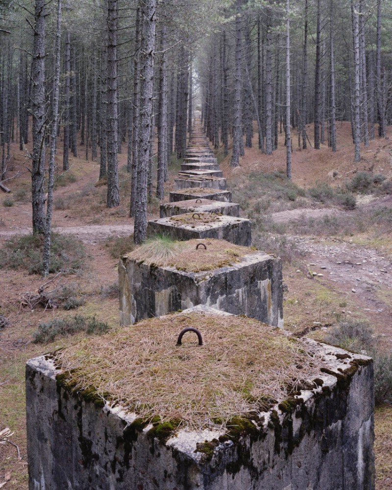 Marc WIlson é um fotógrafo britânico que viajou por mais de 30 mil quilômetros para visitar 143 localidades diferentes. Tudo isso durou cerda de 4 anos e teve a finalidade de documentar objetos de concreto que acabaram se tornando parte de um livro chamado The Last Stand.