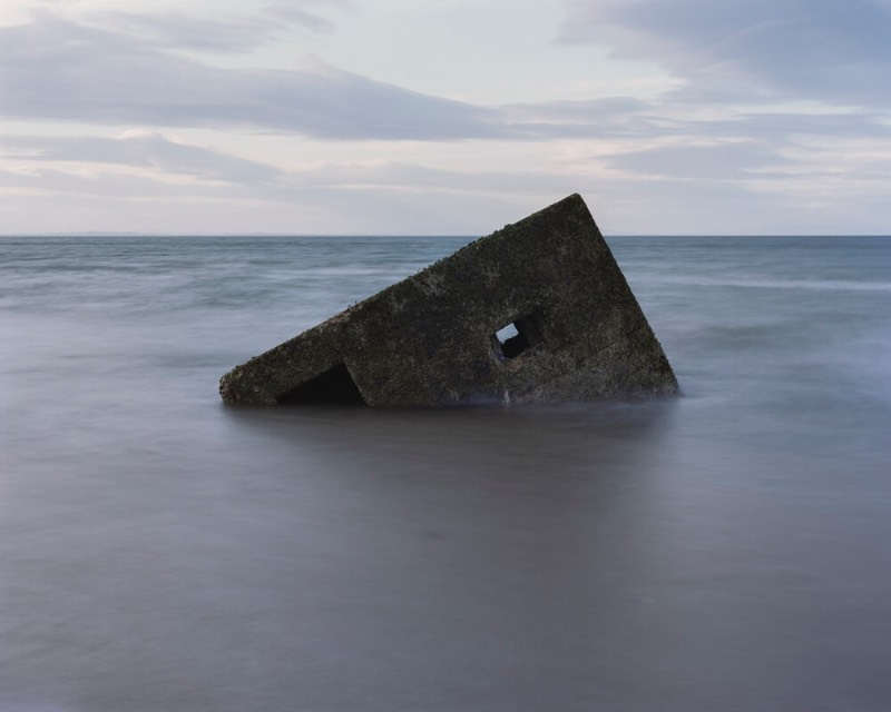 Marc WIlson é um fotógrafo britânico que viajou por mais de 30 mil quilômetros para visitar 143 localidades diferentes. Tudo isso durou cerda de 4 anos e teve a finalidade de documentar objetos de concreto que acabaram se tornando parte de um livro chamado The Last Stand.