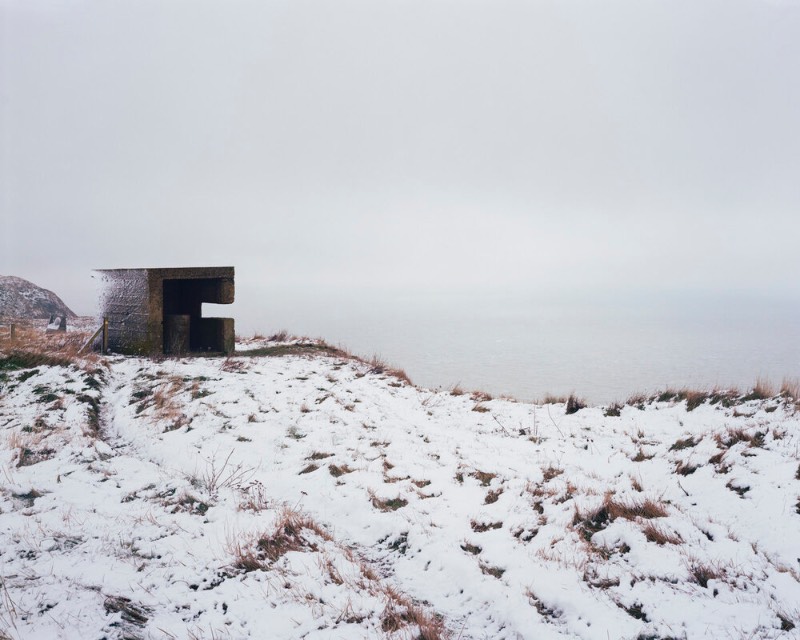 Marc WIlson é um fotógrafo britânico que viajou por mais de 30 mil quilômetros para visitar 143 localidades diferentes. Tudo isso durou cerda de 4 anos e teve a finalidade de documentar objetos de concreto que acabaram se tornando parte de um livro chamado The Last Stand.