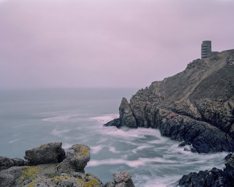 Marc WIlson é um fotógrafo britânico que viajou por mais de 30 mil quilômetros para visitar 143 localidades diferentes. Tudo isso durou cerda de 4 anos e teve a finalidade de documentar objetos de concreto que acabaram se tornando parte de um livro chamado The Last Stand.