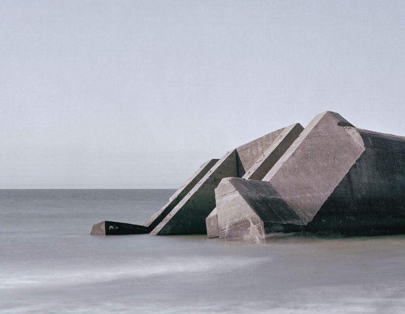 Marc WIlson é um fotógrafo britânico que viajou por mais de 30 mil quilômetros para visitar 143 localidades diferentes. Tudo isso durou cerda de 4 anos e teve a finalidade de documentar objetos de concreto que acabaram se tornando parte de um livro chamado The Last Stand.