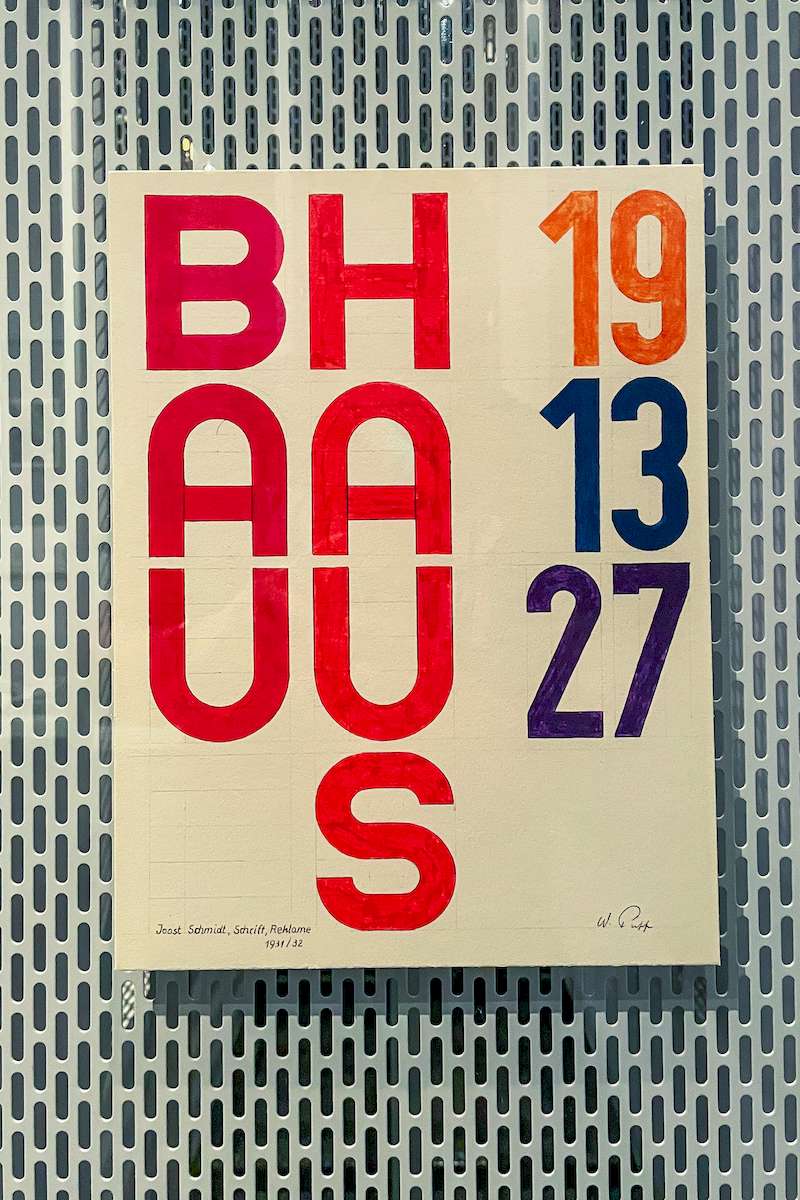 O Bauhaus Museum Dessau é um dos melhores lugares do mundo para aprender sobre o que foi o movimento criado a partir da escola da Bauhaus e como seus conceitos e trabalhos mudaram o mundo. Tudo isso porque esse museu na Alemanha possui a segunda maior coleção do mundo de objetos relacionados à Bauhaus. Somente o Arquivo da Bauhaus em Berlim tem mais a mostrar sobre o assunto!