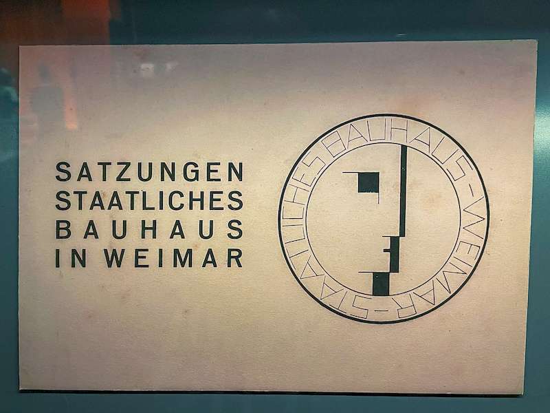 O Bauhaus Museum Dessau é um dos melhores lugares do mundo para aprender sobre o que foi o movimento criado a partir da escola da Bauhaus e como seus conceitos e trabalhos mudaram o mundo. Tudo isso porque esse museu na Alemanha possui a segunda maior coleção do mundo de objetos relacionados à Bauhaus. Somente o Arquivo da Bauhaus em Berlim tem mais a mostrar sobre o assunto!