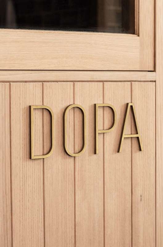 O pessoal da The Colour Club foi abordado pela equipe por trás da Devon, uma rede internacional de cafés, e recebeu a tarefa de desenvolver uma identidade visual para um novo restaurante com inspiração japonesa. Foi assim que surgiu o design do restaurante Dopa.