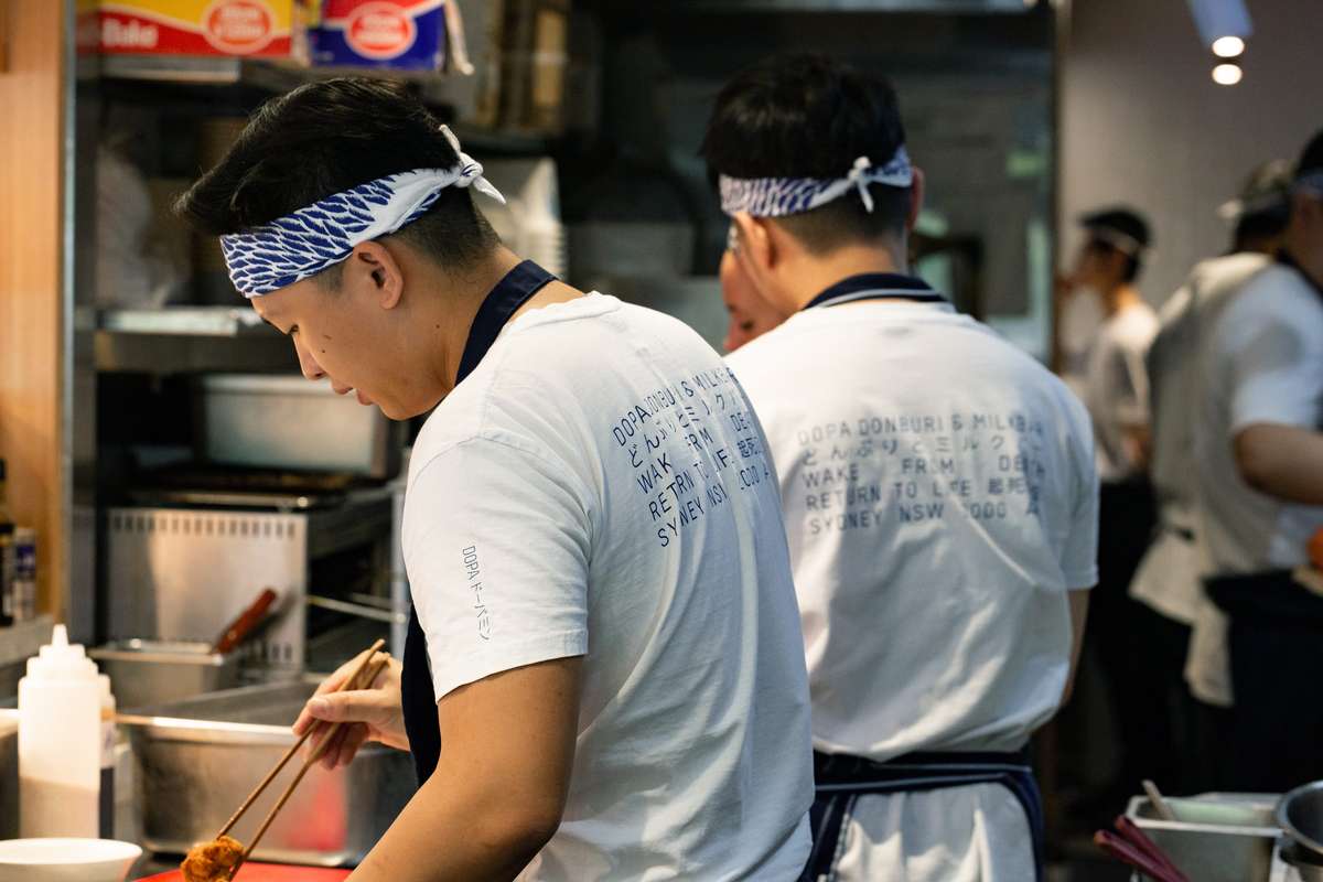O pessoal da The Colour Club foi abordado pela equipe por trás da Devon, uma rede internacional de cafés, e recebeu a tarefa de desenvolver uma identidade visual para um novo restaurante com inspiração japonesa. Foi assim que surgiu o design do restaurante Dopa.