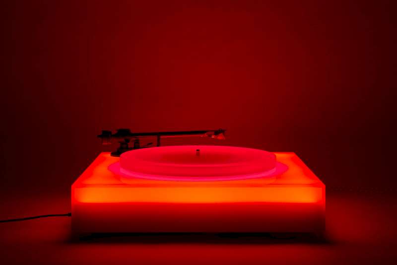 Os toca-discos coloridos do Brian Eno foram lançados em uma edição limitada a 50 unidades pelo pessoal da Galeria Paul Stolper. Cada uma das peças toma forma com sua combinação de som e visão psicodélica e vem assinadas pelo artista. 