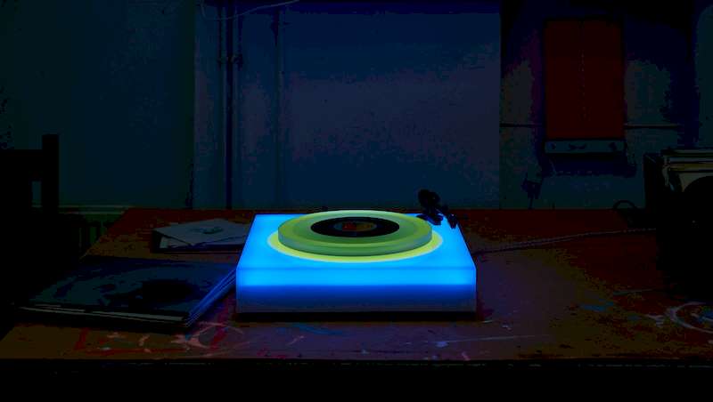 Esses toca-discos coloridos criados por Brian Eno vem com um mecanismo de iluminação integrado a sua estrutura de base e prato e acabam criando um fluxo livre de combinações de cores que mudam enquanto a música toca. Ou seja, enquanto o disco vai sendo tocado e a música vai chegando aos seus ouvidos, o toca-discos muda de cor.