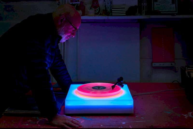 Esses toca-discos coloridos criados por Brian Eno vem com um mecanismo de iluminação integrado a sua estrutura de base e prato e acabam criando um fluxo livre de combinações de cores que mudam enquanto a música toca. Ou seja, enquanto o disco vai sendo tocado e a música vai chegando aos seus ouvidos, o toca-discos muda de cor.