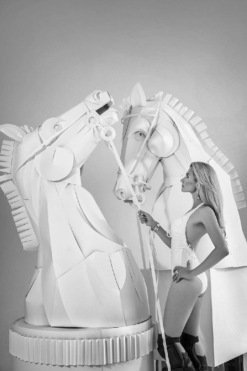 Asya Kozina é uma artista da Ucrânia com um trabalho que explora as possibilidades da escultura de papel. E ela faz isso através da pesquisa cultural e expressão plástica de diferentes momentos históricos e artísticos. E você pode ver isso muito bem nas imagens que selecionei de seu portfólio.