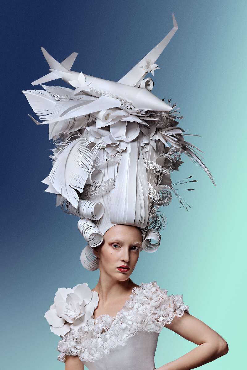 Asya Kozina é uma artista da Ucrânia com um trabalho que explora as possibilidades da escultura de papel. E ela faz isso através da pesquisa cultural e expressão plástica de diferentes momentos históricos e artísticos. E você pode ver isso muito bem nas imagens que selecionei de seu portfólio.