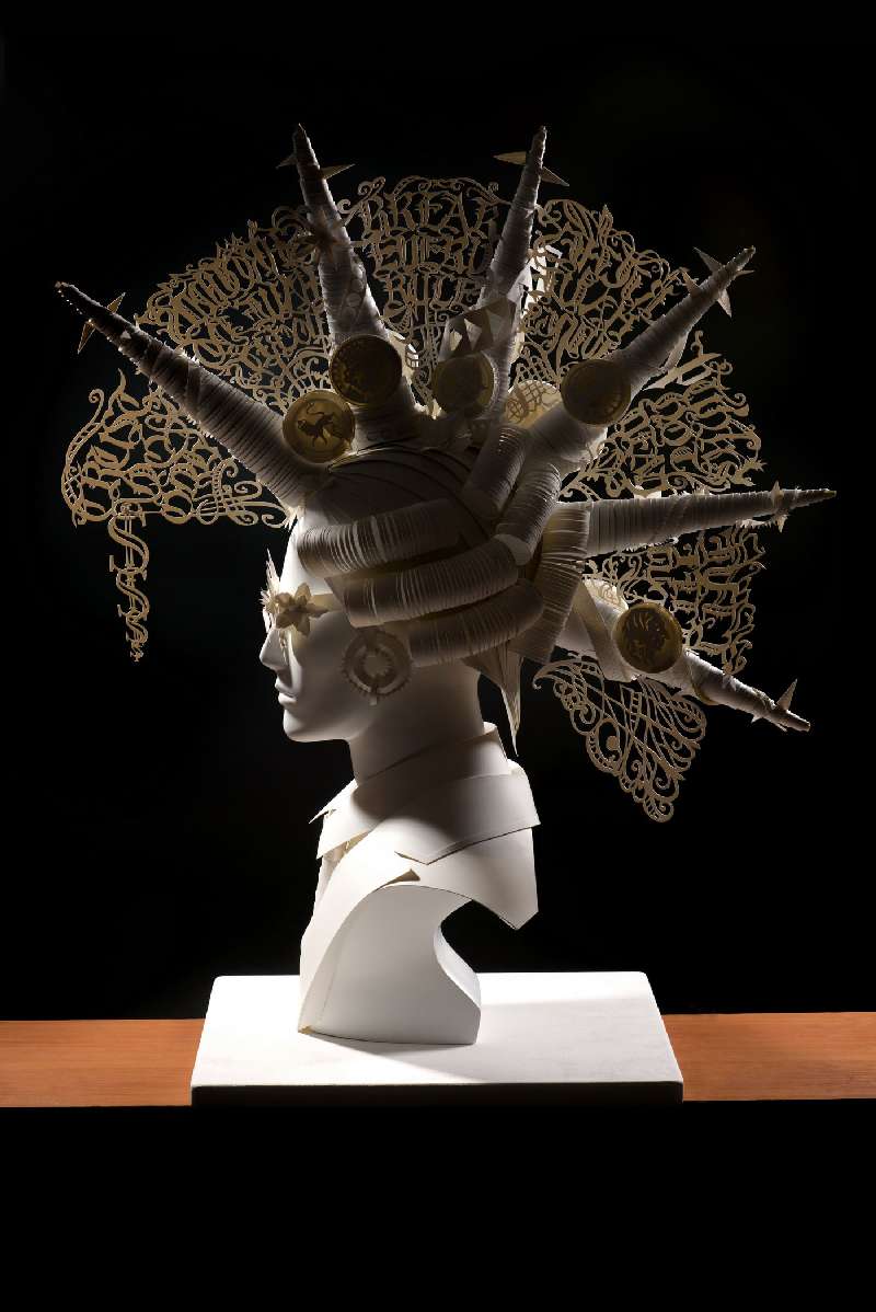 Asya Kozina é uma artista da Ucrânia com um trabalho que explora as possibilidades da escultura de papel. E ela faz isso através da pesquisa cultural e expressão plástica de diferentes momentos históricos e artísticos. E você pode ver isso muito bem nas imagens que selecionei de seu portfólio.