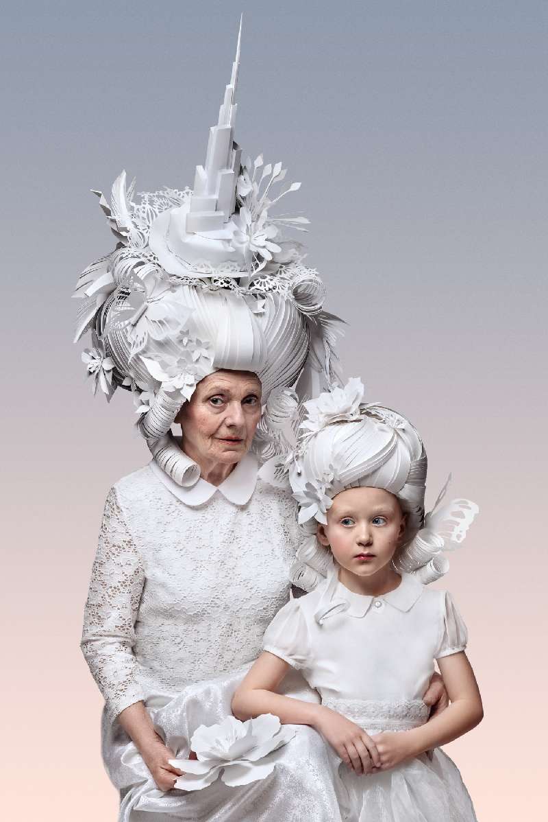 Asya Kozina é uma artista da Ucrânia com um trabalho que explora as possibilidades da escultura de papel. E ela faz isso através da pesquisa cultural e expressão plástica de diferentes momentos históricos e artísticos. E você pode ver isso muito bem nas imagens que selecionei de seu portfólio.